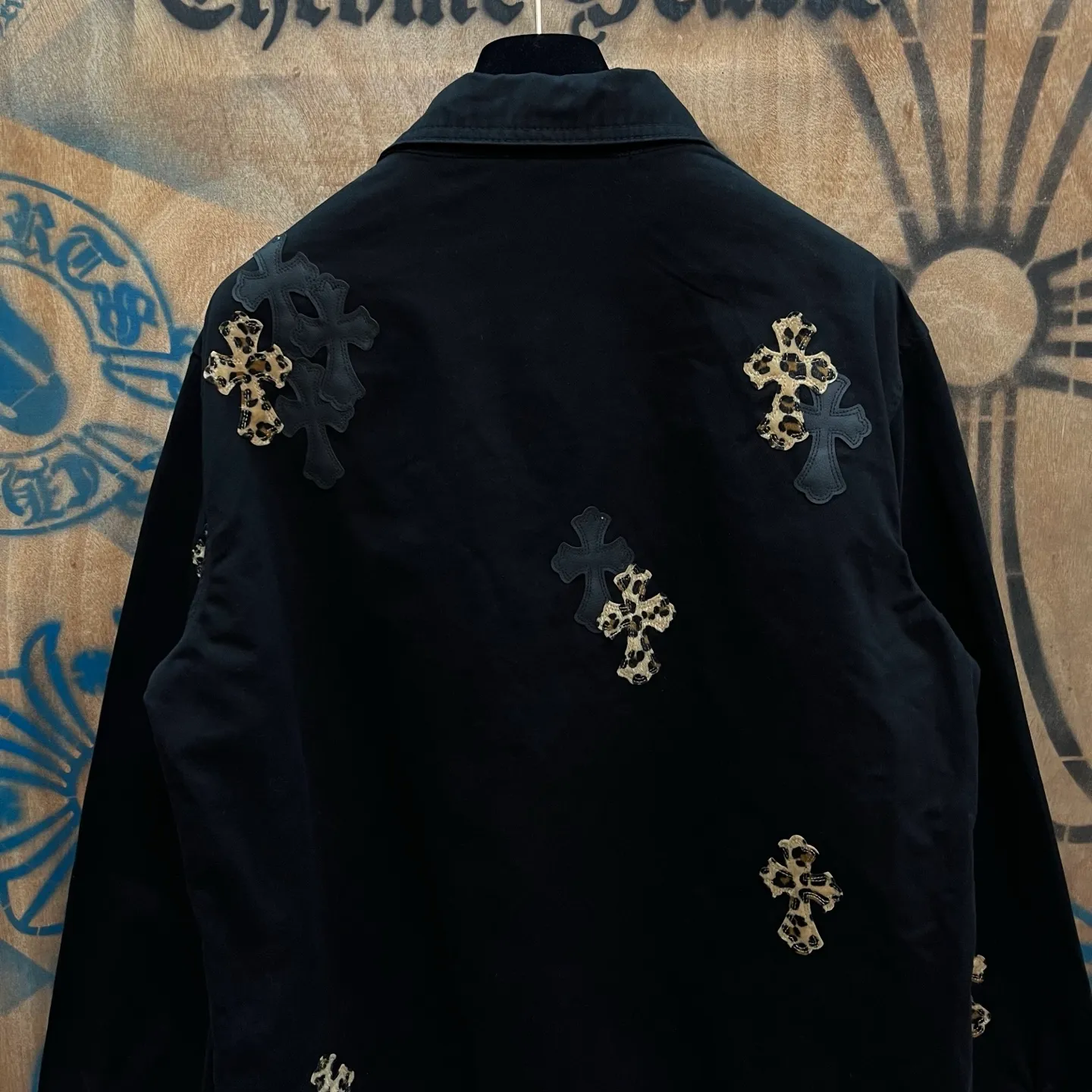 P610 Wang Zha has a new one! Heavy 15.5oz! Kill all market versions instantly! The price has bottomed out. Chrome Hearts Haute Couture Chrome Hearts patchwork leather denim jacket. The choice of high-grade twill denim custom-made fabrics is very important. It distinguishes the low version and wrong version of all pure black denim fabrics on the market. The cross patchwork leather is all imitation lambskin. All dyeing is completely restored without color difference. The inner leather label is first-layer calfskin. All hardware is 925 silver plated. It distinguishes all versions on the market. There is no better casual comparison in the market. Same style for men and women S-XL